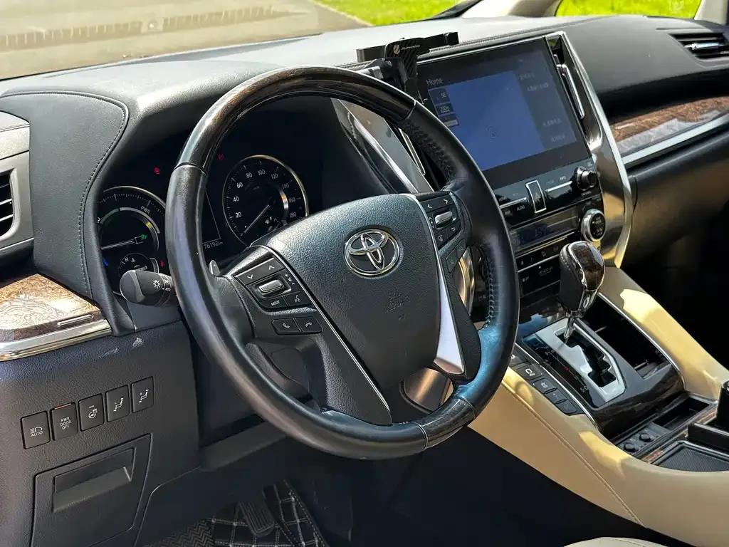 Toyota Alphard — фото 3