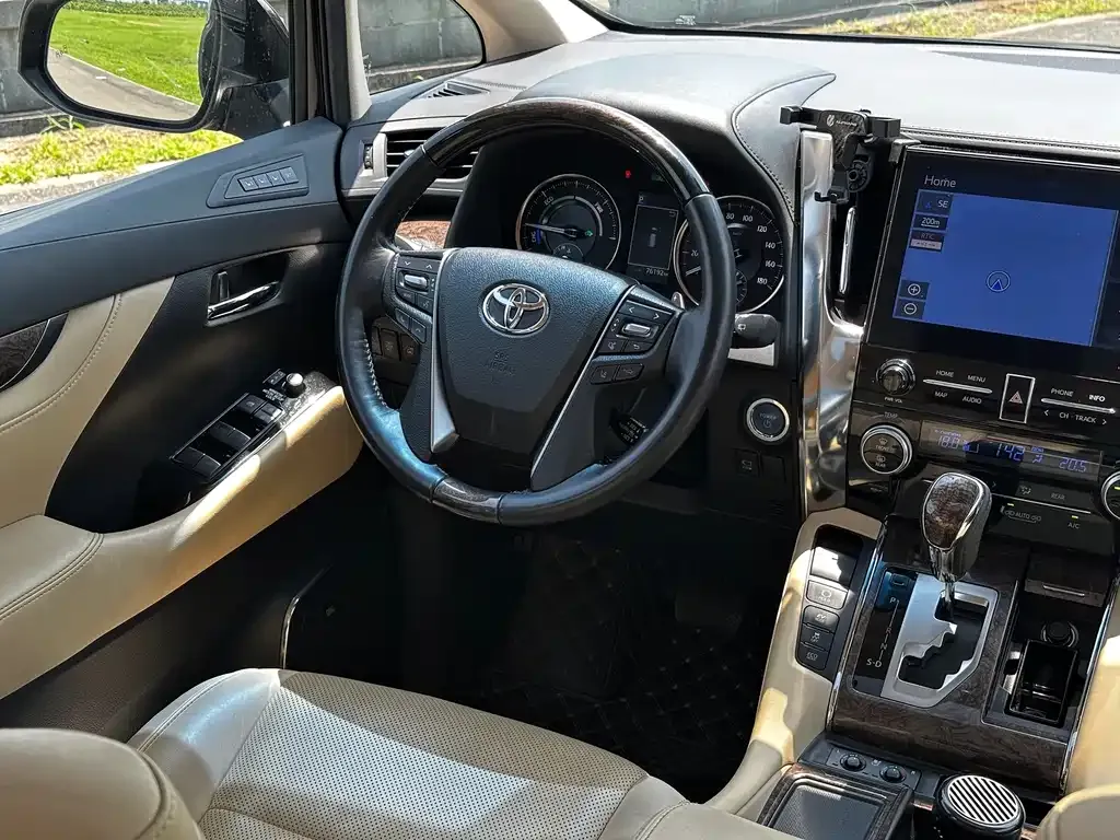 Toyota Alphard — фото 6