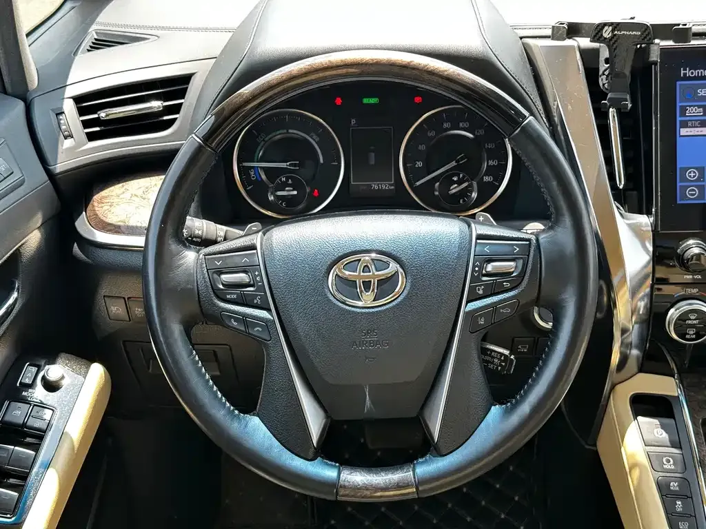 Toyota Alphard — фото 7