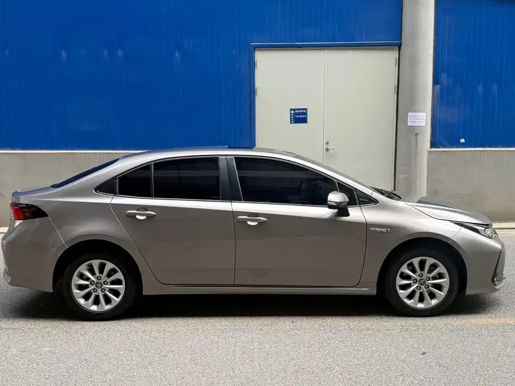 Toyota Corolla — фото 7