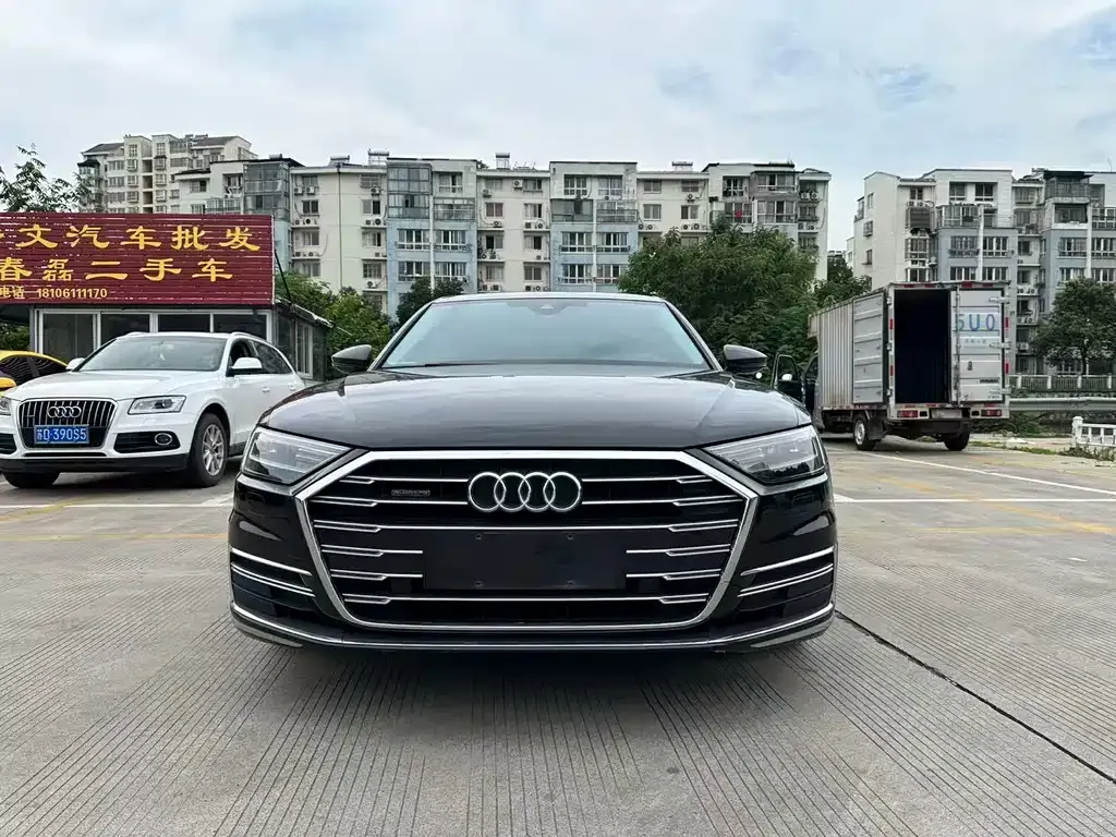 Audi A8 — фото 1