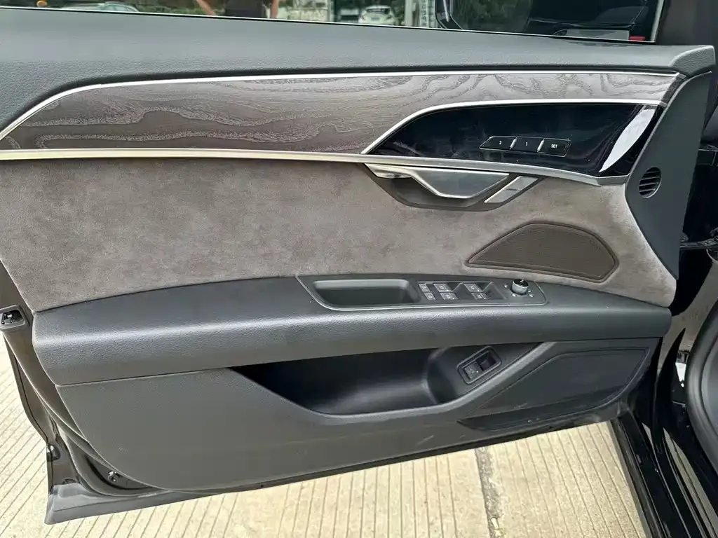 Audi A8 — фото 2