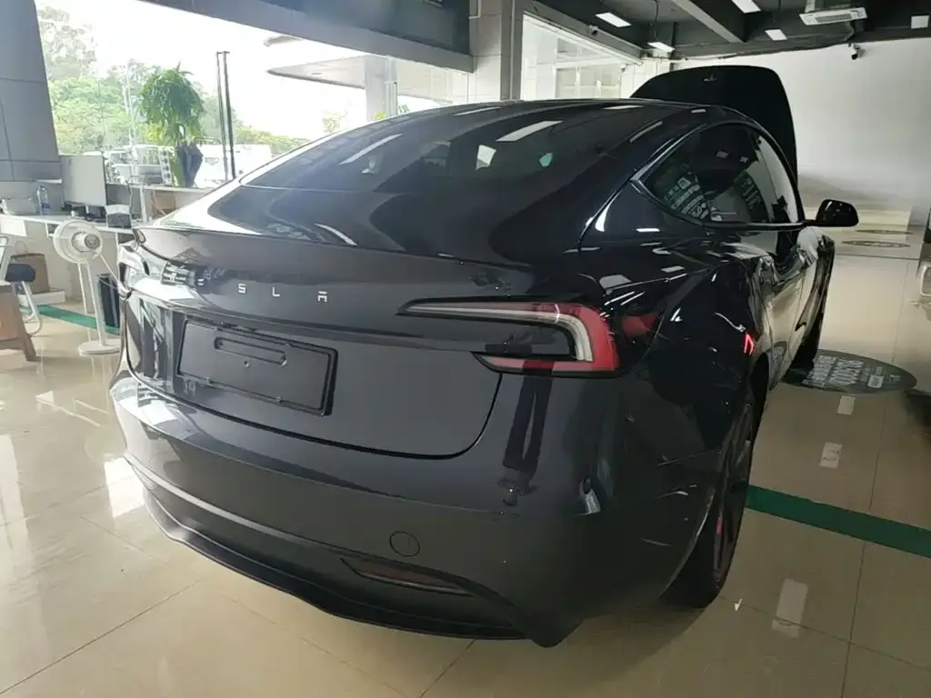 Tesla Model 3 — фото 10