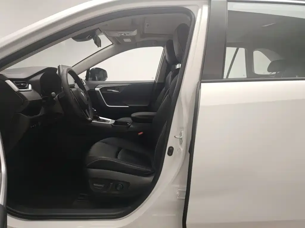 Toyota RAV4 — фото 4