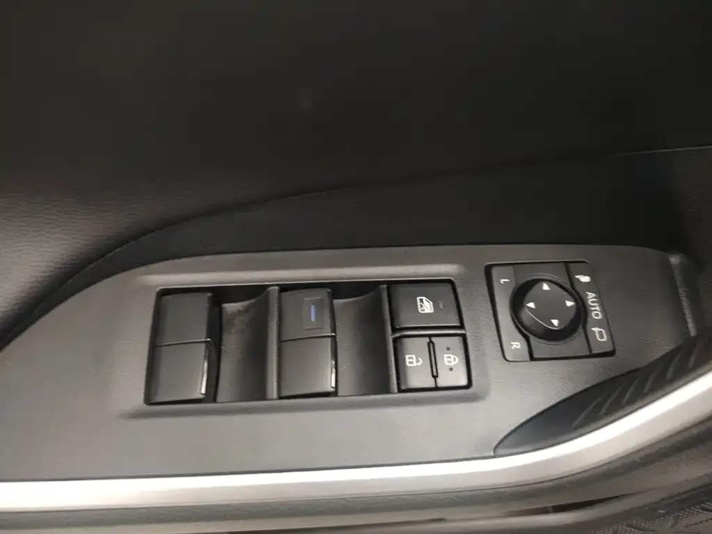 Toyota RAV4 — фото 8