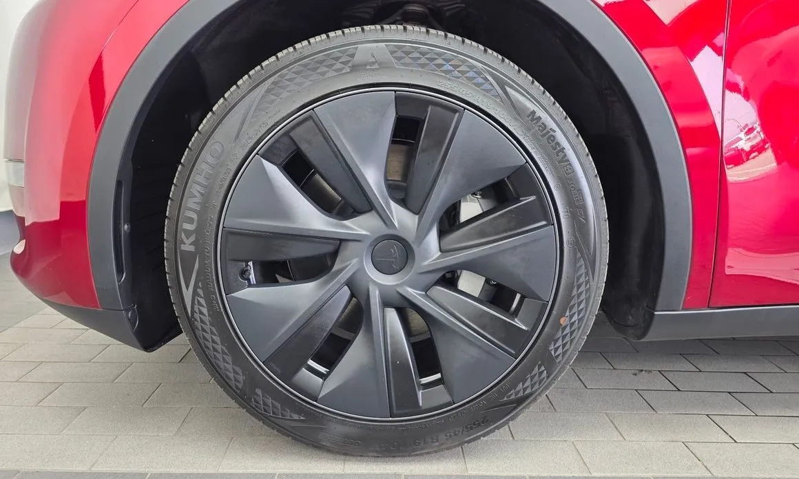 Tesla Model Y — фото 10