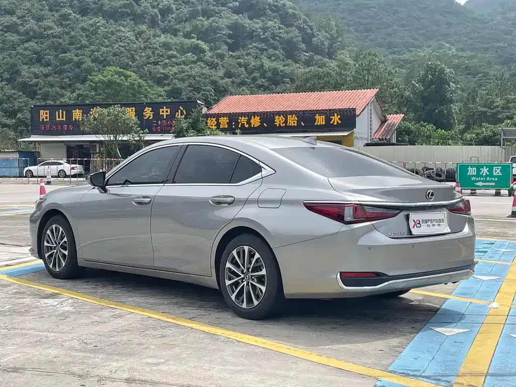 Lexus ES — фото 8
