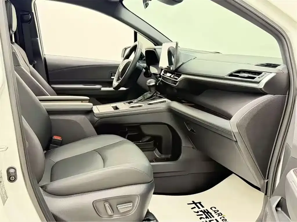 Toyota Granvia — фото 7