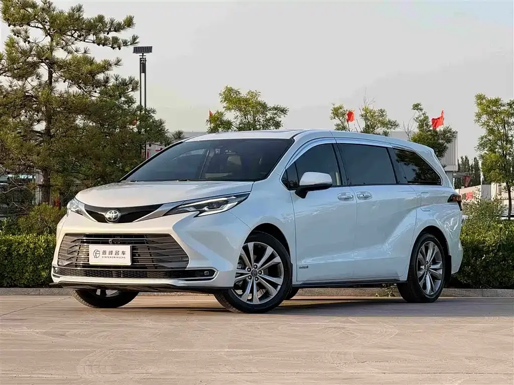 Toyota Sienna — фото 1