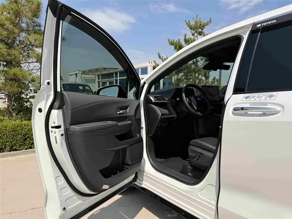 Toyota Sienna — фото 4