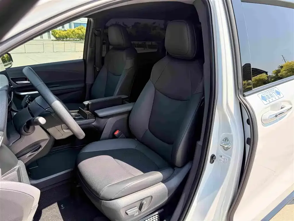 Toyota Sienna — фото 5