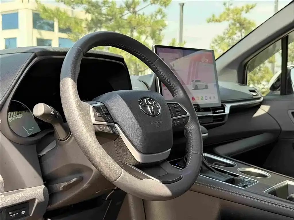 Toyota Sienna — фото 2