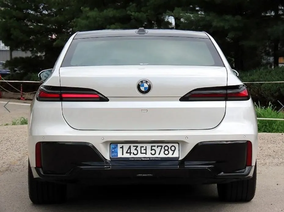 BMW 7-Series — фото 10