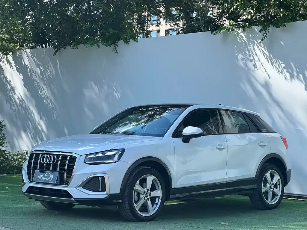 Audi Q2L — фото 1