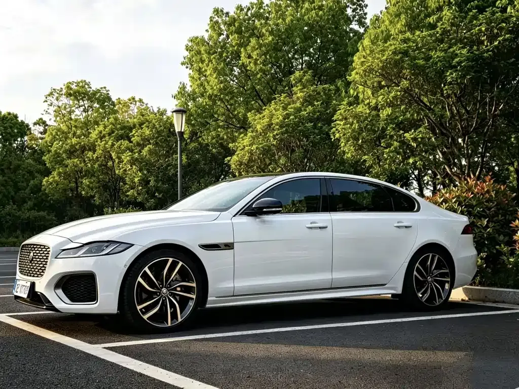 Jaguar XFL — фото 1