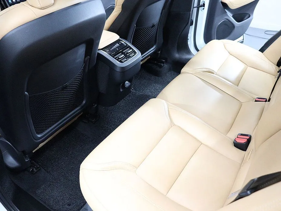 Volvo XC60 — фото 10