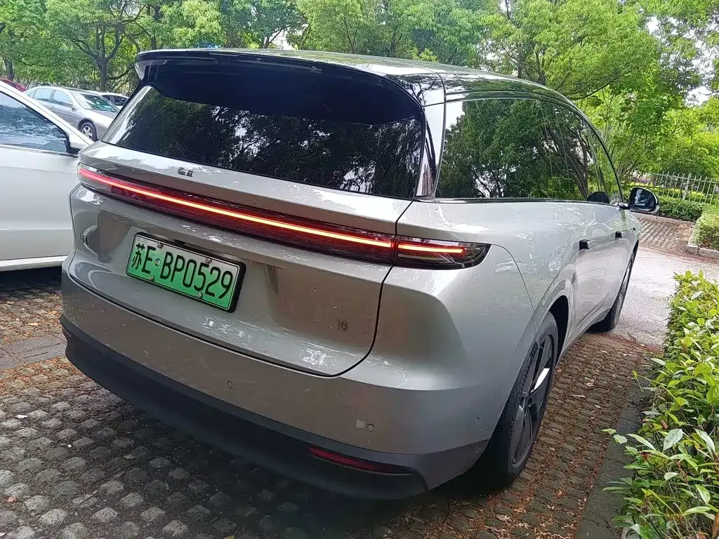 Li Auto i8 — фото 7