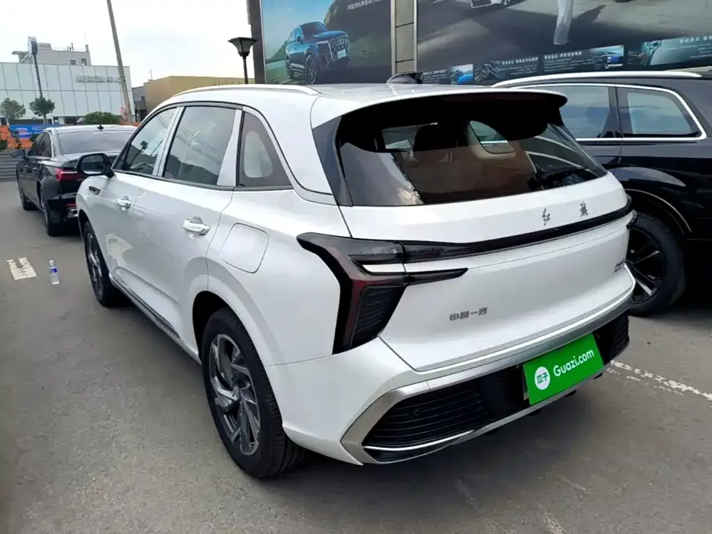 Hongqi HS3 PHEV — фото 3