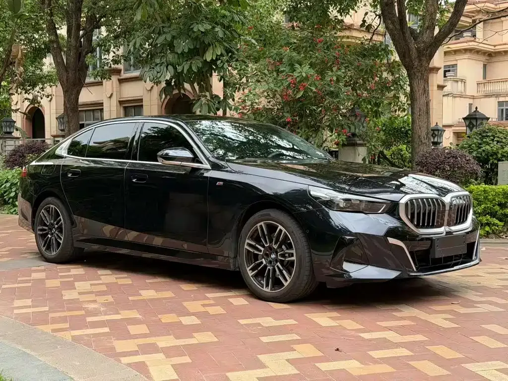 BMW 5 Series — фото 1