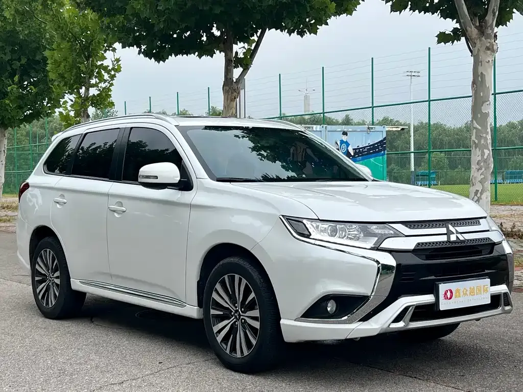 Mitsubishi Outlander — фото 10