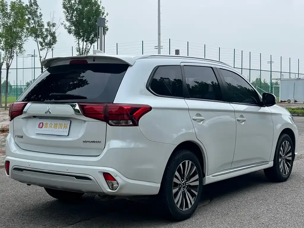 Mitsubishi Outlander — фото 7