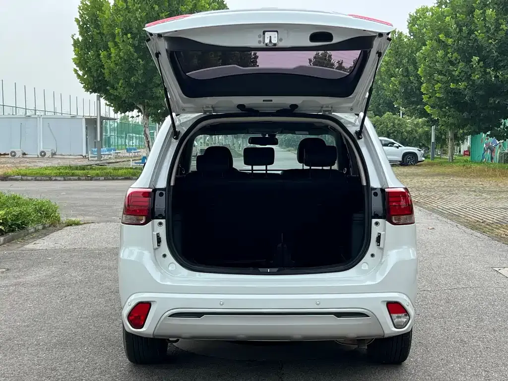 Mitsubishi Outlander — фото 8