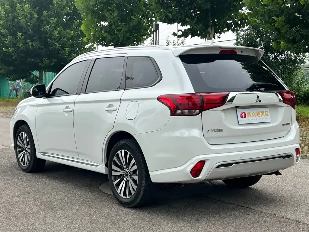 Mitsubishi Outlander — фото 9