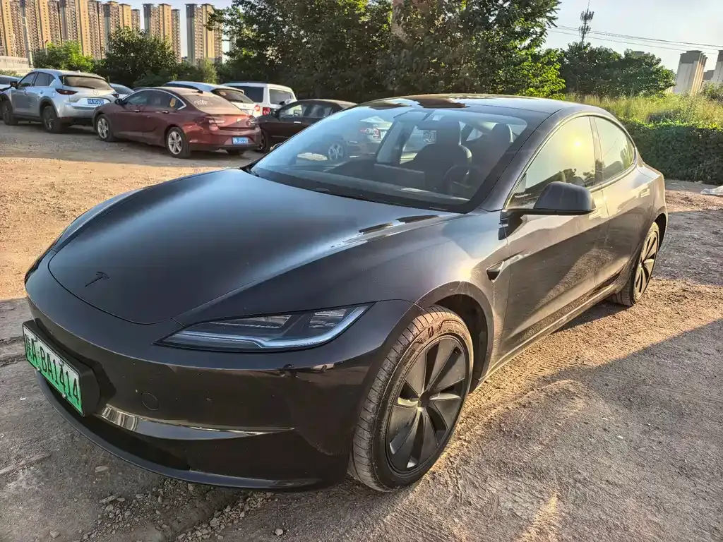 Tesla Model 3 — фото 1