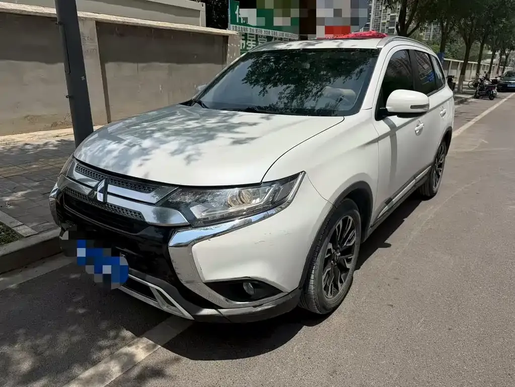 Mitsubishi Outlander — фото 1