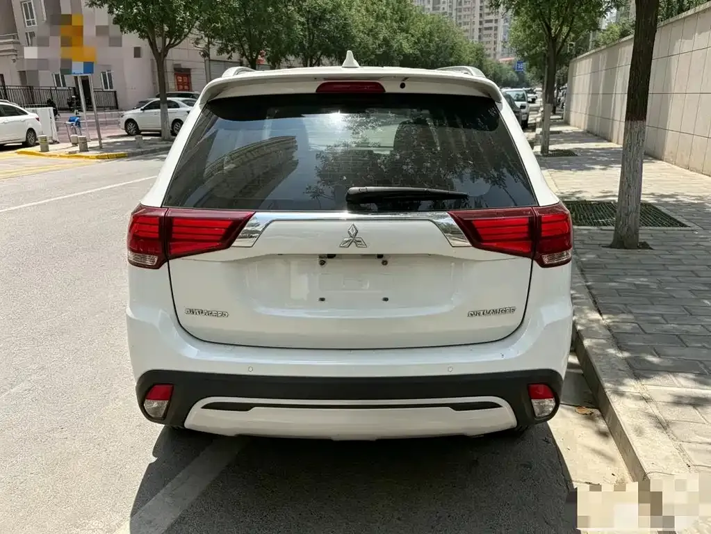 Mitsubishi Outlander — фото 7