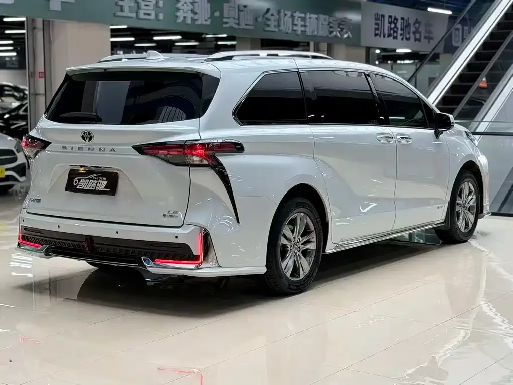 Toyota Sienna 2024 из CN, фото 9