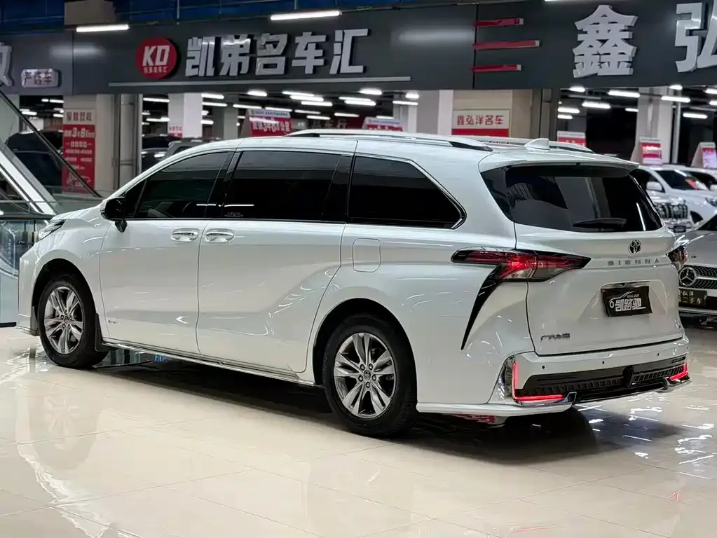 Toyota Sienna 2024 из CN, фото 3