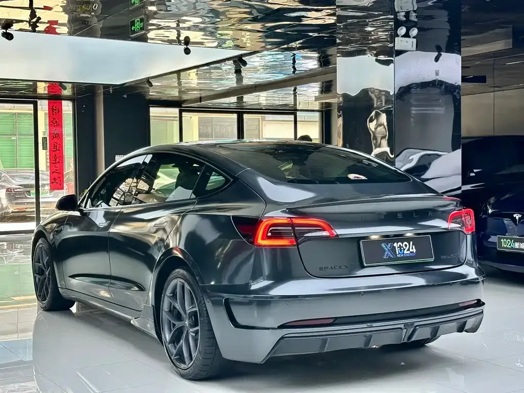 Tesla Model 3 — фото 9