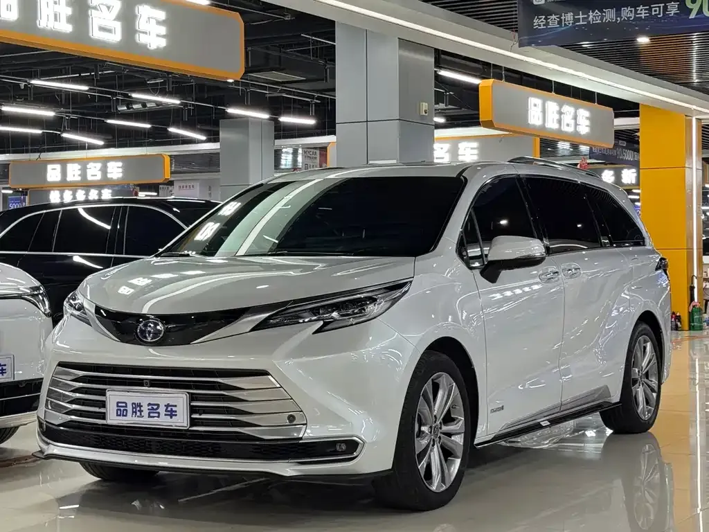 Toyota Sienna — фото 1