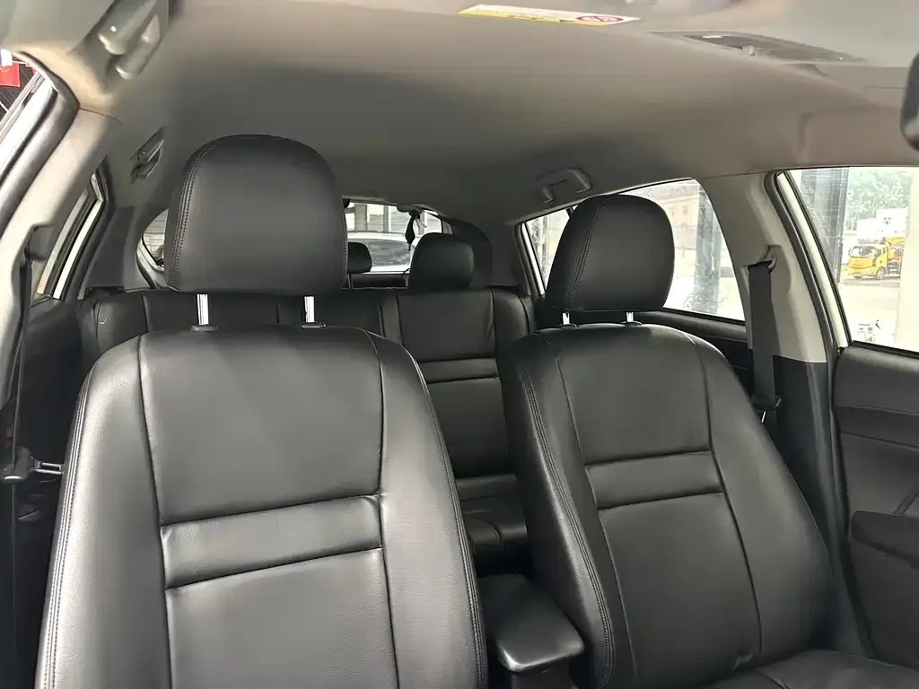 Toyota Yaris L — фото 10