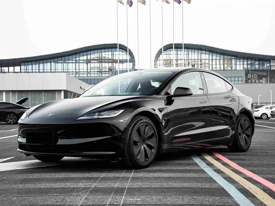 Tesla Model 3 — фото 1