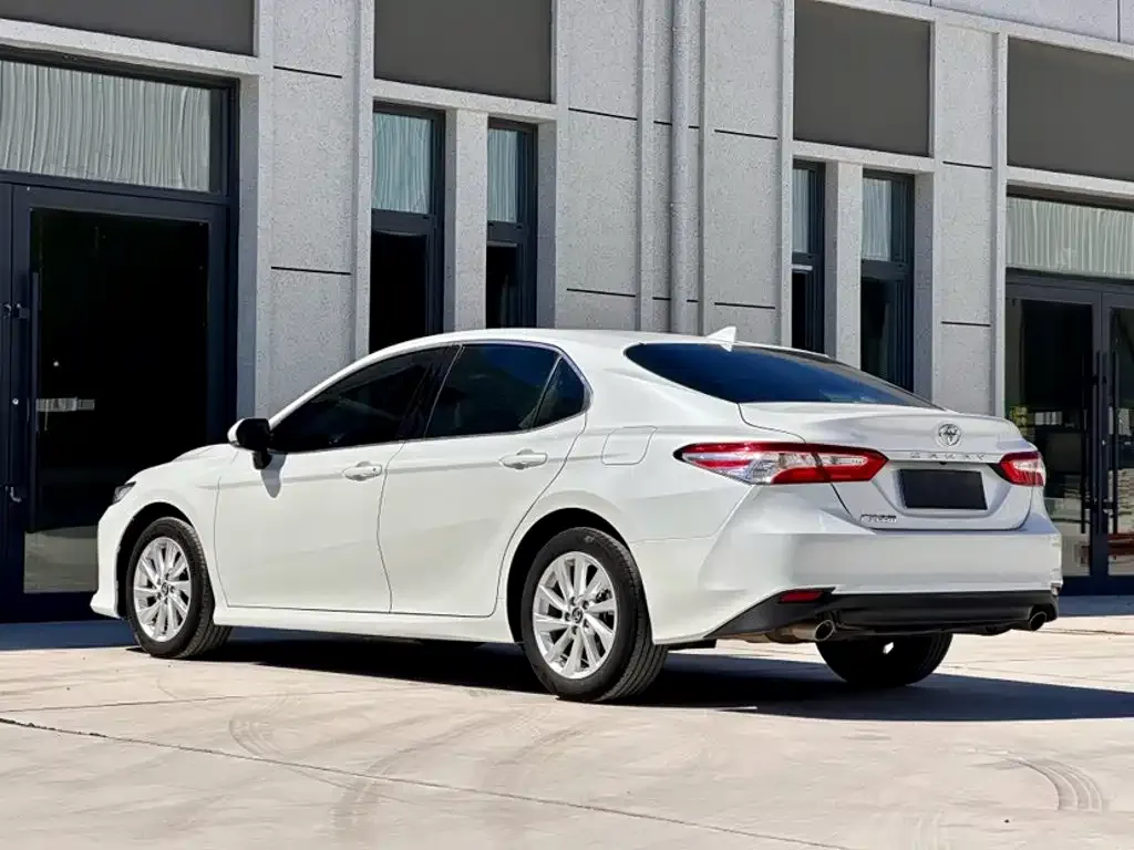 Toyota Camry — фото 10