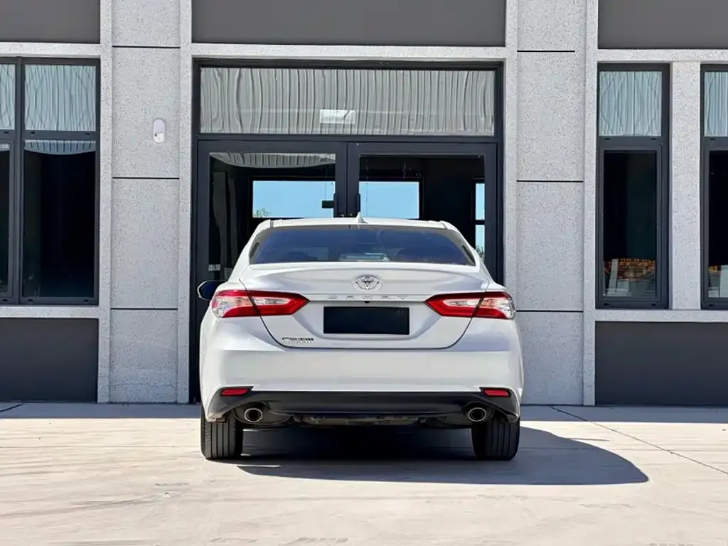 Toyota Camry — фото 3
