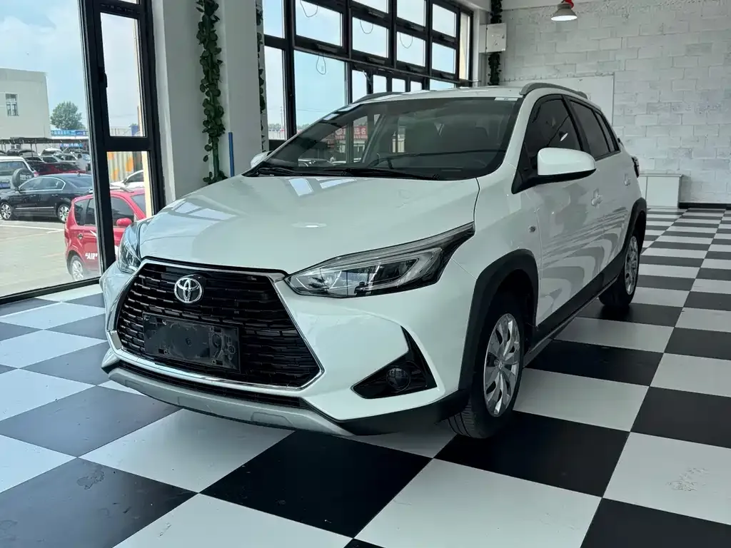 Toyota Yaris L — фото 1
