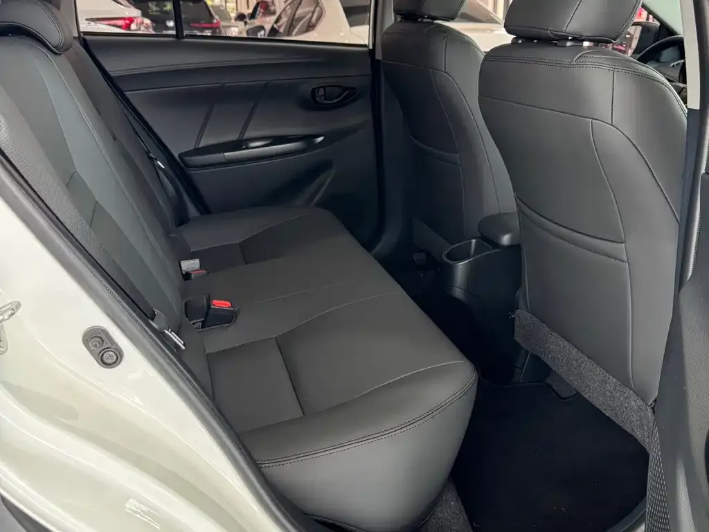 Toyota Yaris L — фото 2