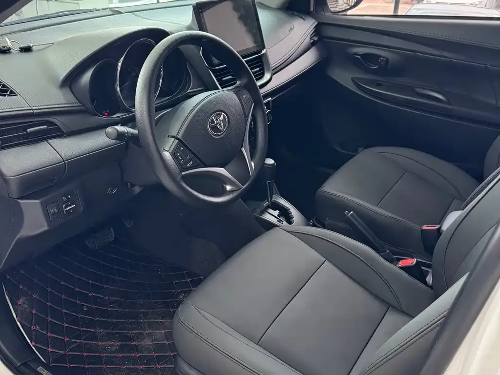 Toyota Yaris L — фото 10
