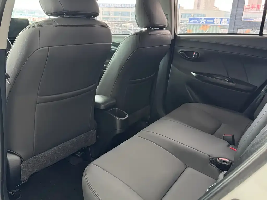 Toyota Yaris L — фото 4