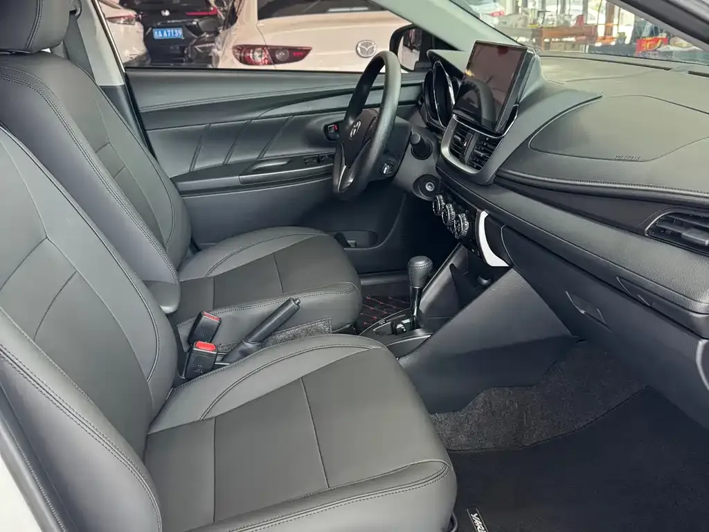 Toyota Yaris L — фото 7