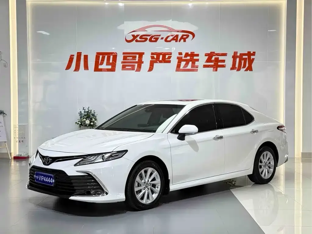 Toyota Camry — фото 1