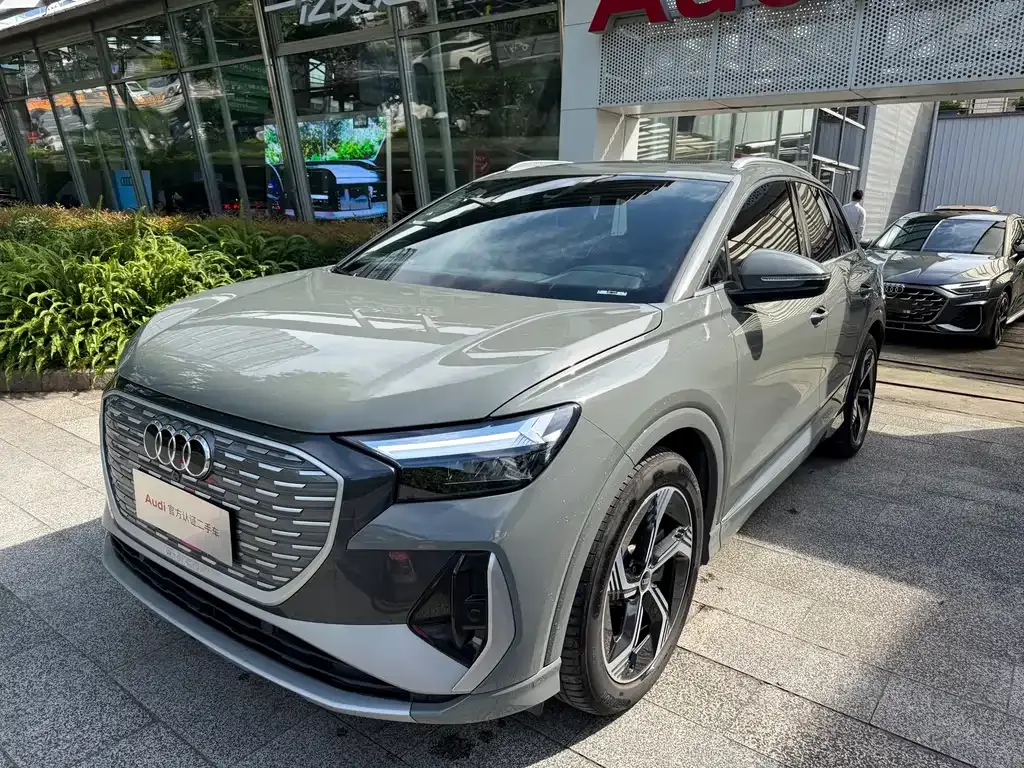 Audi Q4 e-tron — фото 1