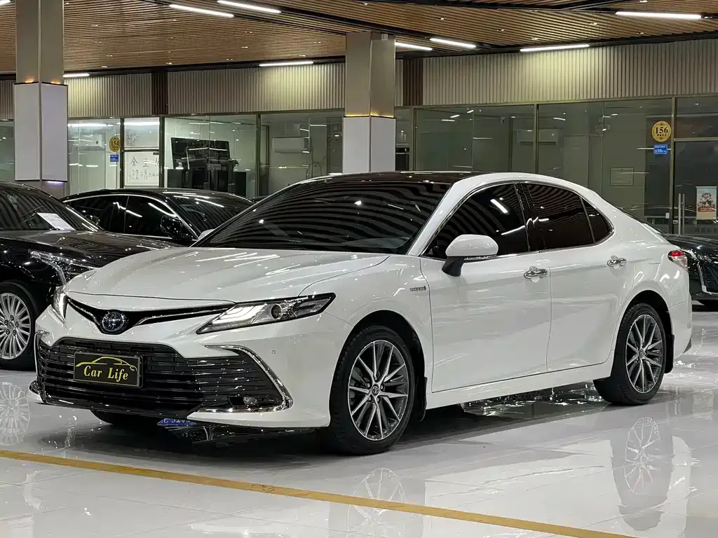 Toyota Camry — фото 1