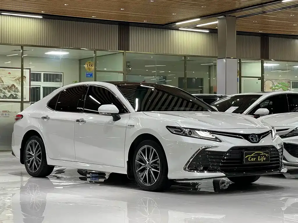 Toyota Camry — фото 9