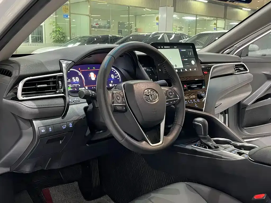 Toyota Camry — фото 5