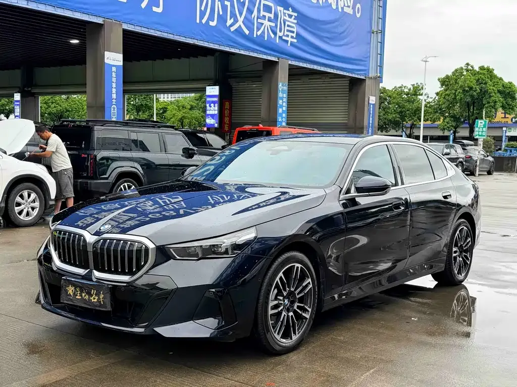 BMW 5 Series — фото 1