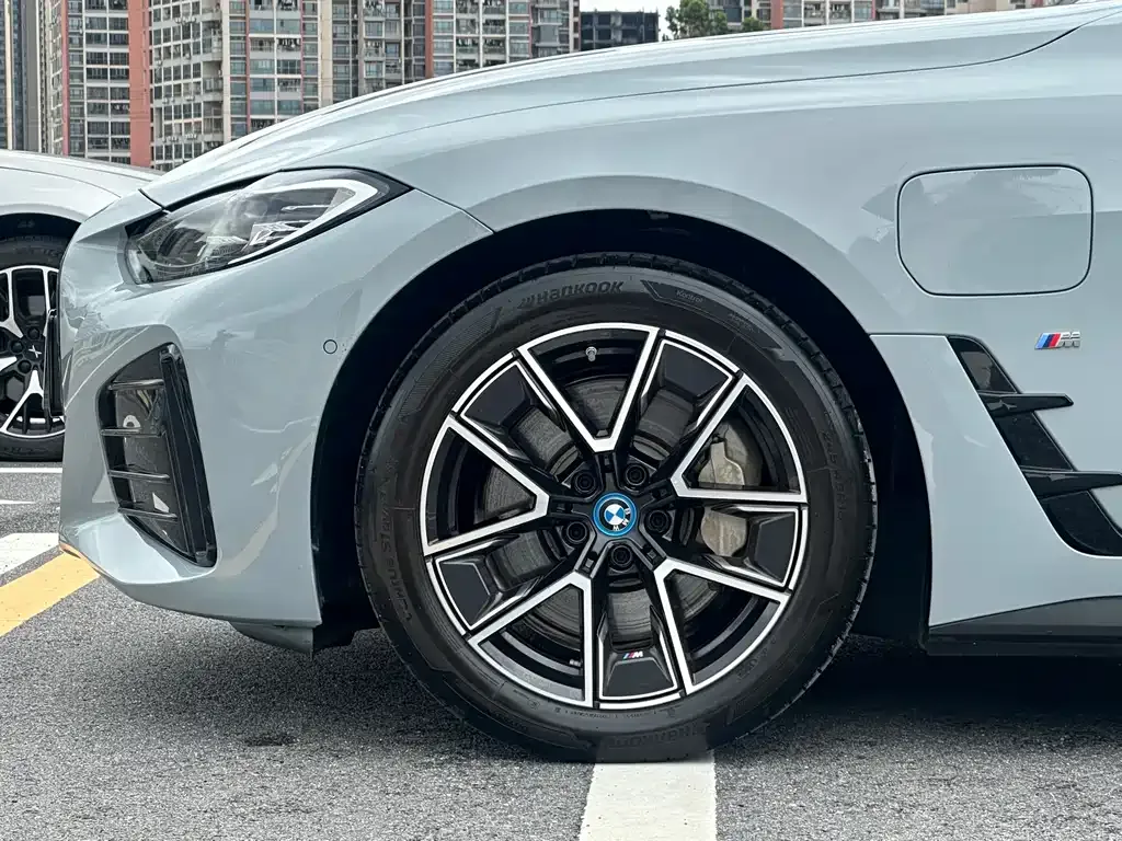BMW i4 — фото 10